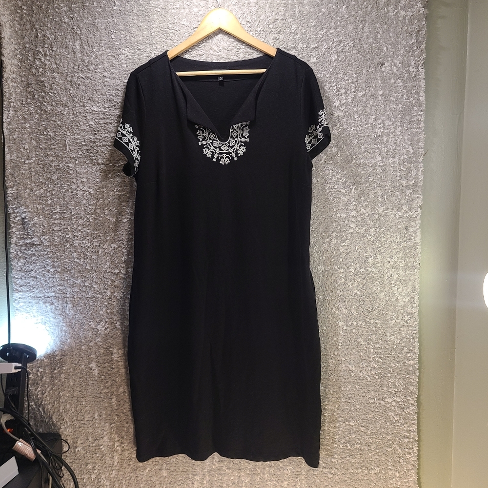 Talbots Shift Dress Large Short Sleeve Black White Embroidered Cotton V Neck